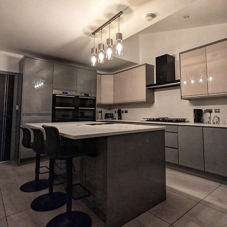 Beautiful 5 Bedroom Home Sleeps 12 People In Манчестер Экстерьер фото