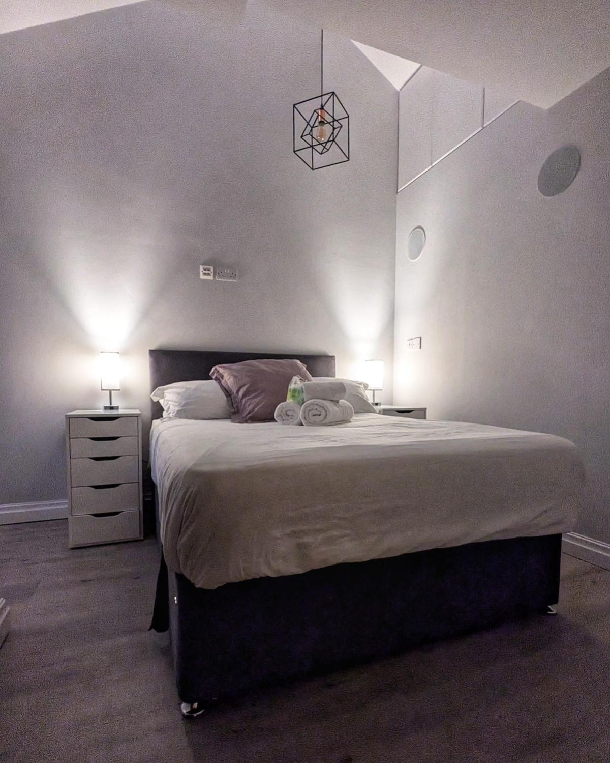 Beautiful 5 Bedroom Home Sleeps 12 People In Манчестер Экстерьер фото